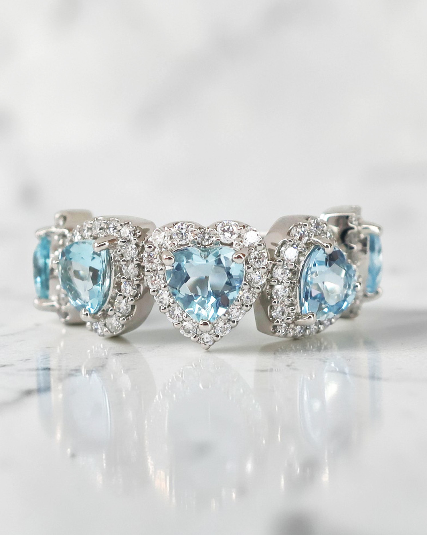 心ときめくアクアマリンのリング