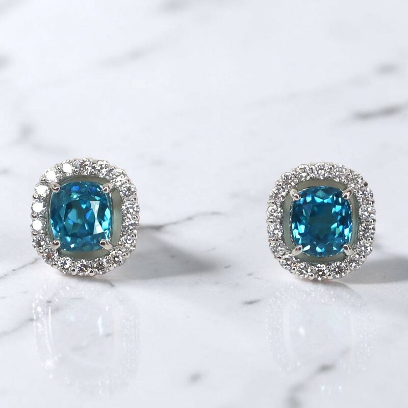 鮮やかなブルージルコンのピアス