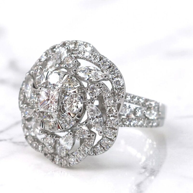 幾重にも輝く、眩いダイヤモンドリング