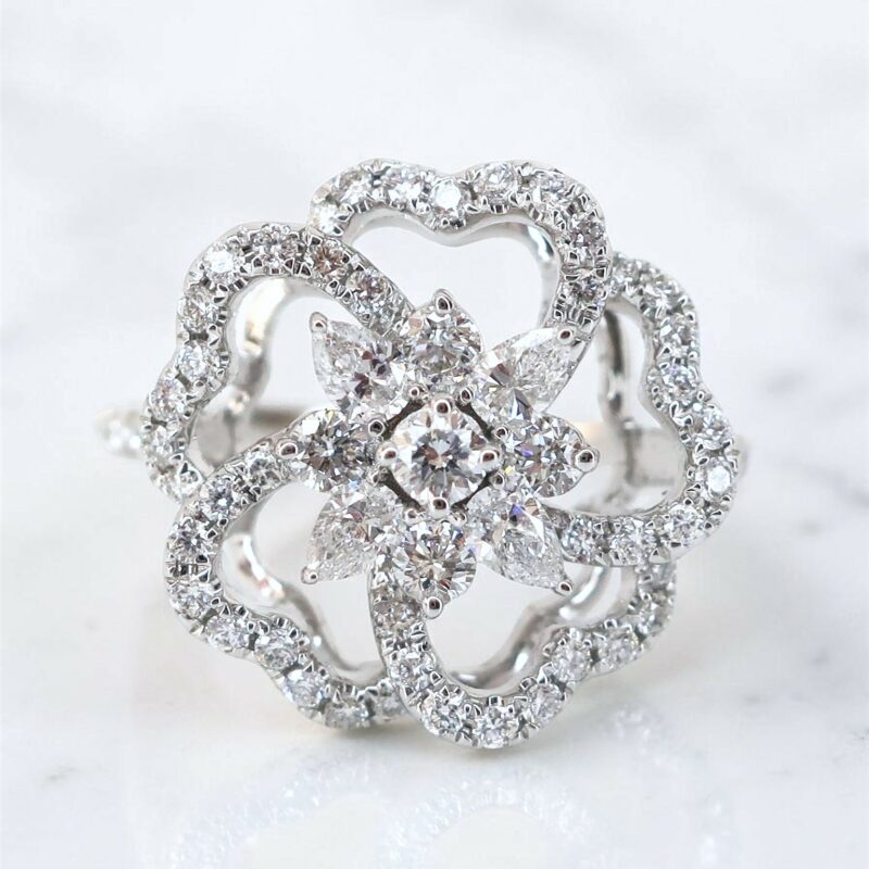 立体的なフラワーダイヤモンドリング